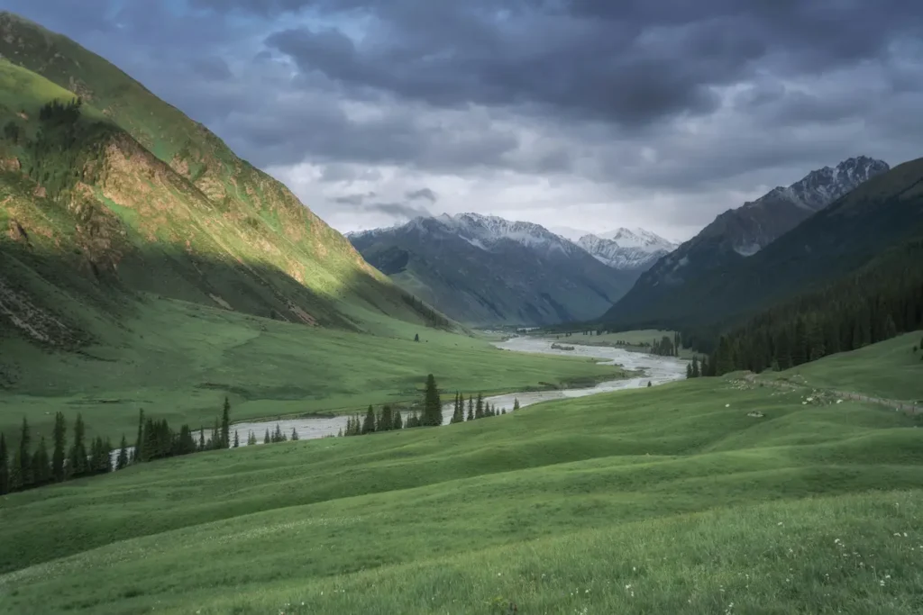 Montagnes Tian Shan en Asie Centrale où poussèrent les premiers pommiers