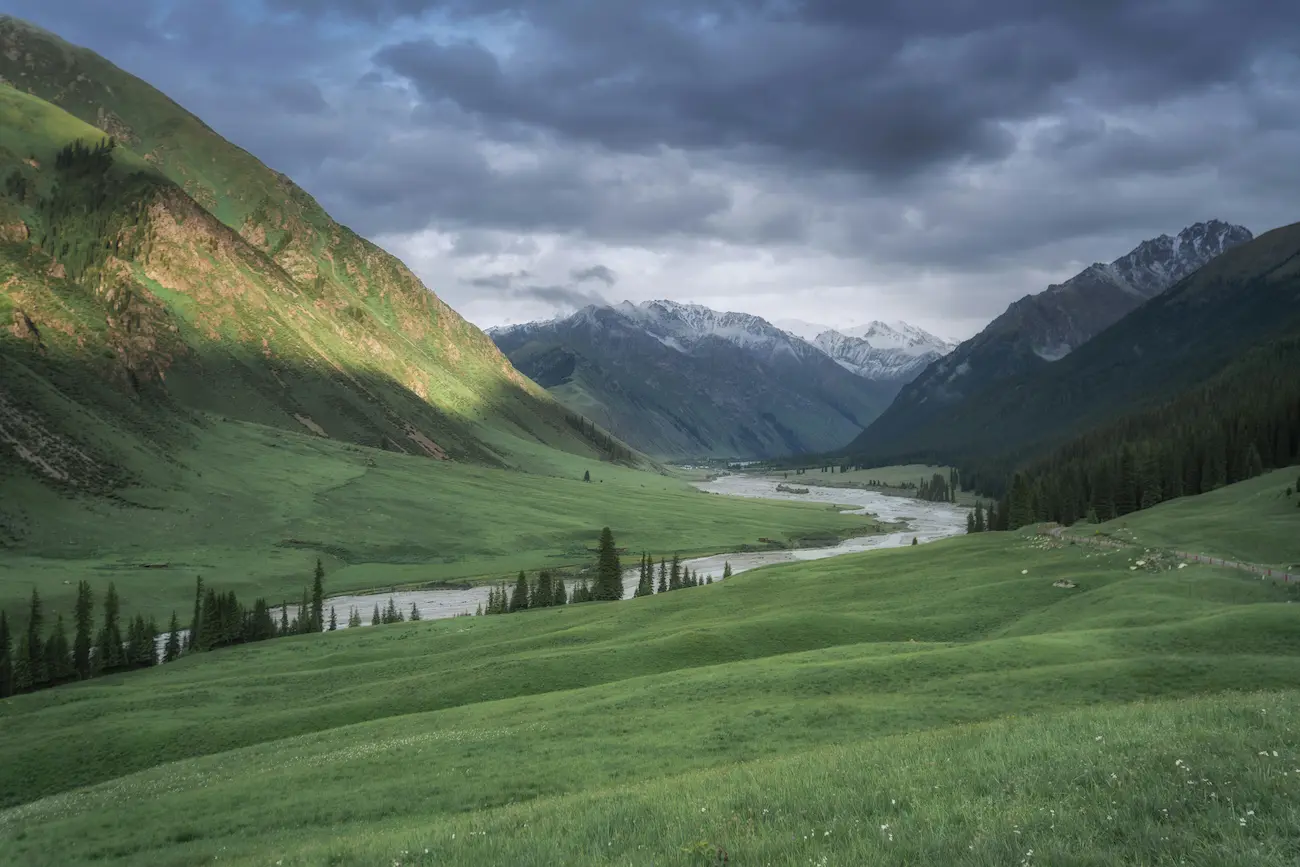 Montagnes Tian Shan en Asie Centrale où poussèrent les premiers pommiers