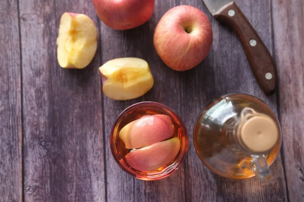 Des pommes et un jus de pomme artisanal