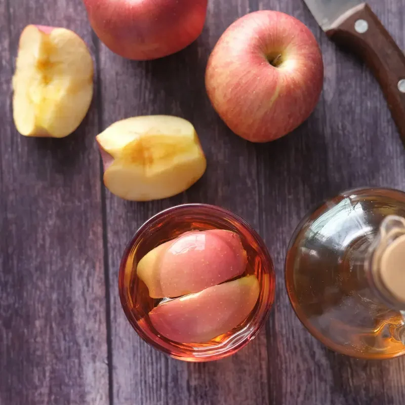Des pommes et un jus de pomme artisanal